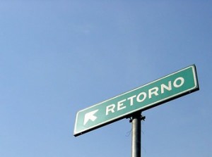 Siga a placa e retorne a academia.