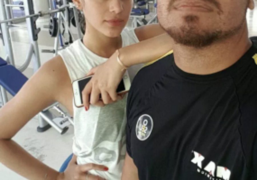 Bruna Marquezine faz carão ao lado de personal trainer: '2017 começou'