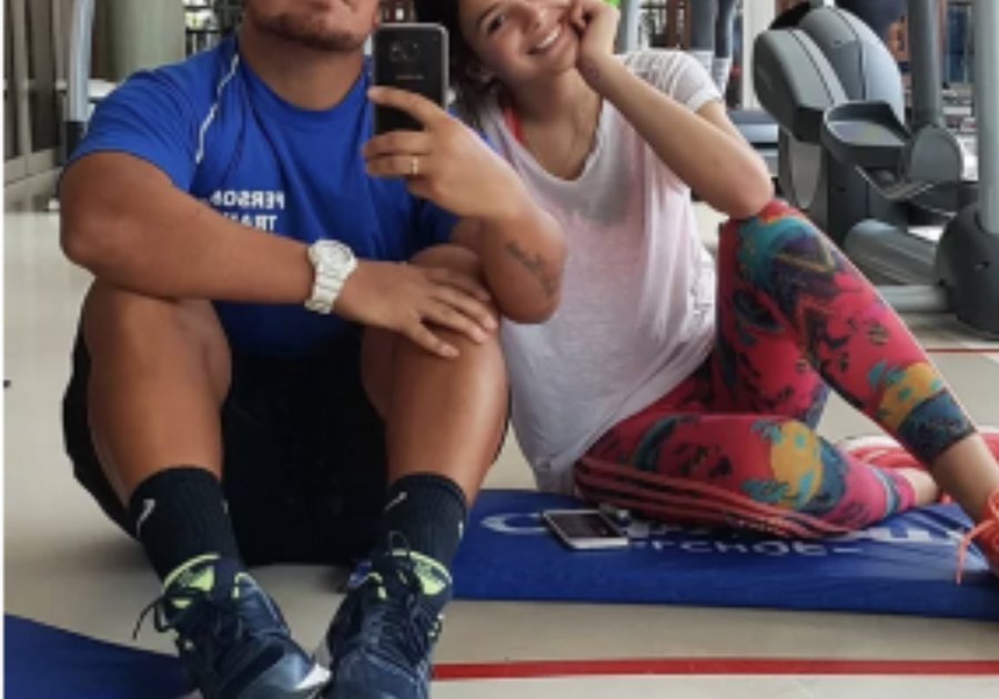 Bruna Marquezine posa ao lado do personal trainer em dia na academia