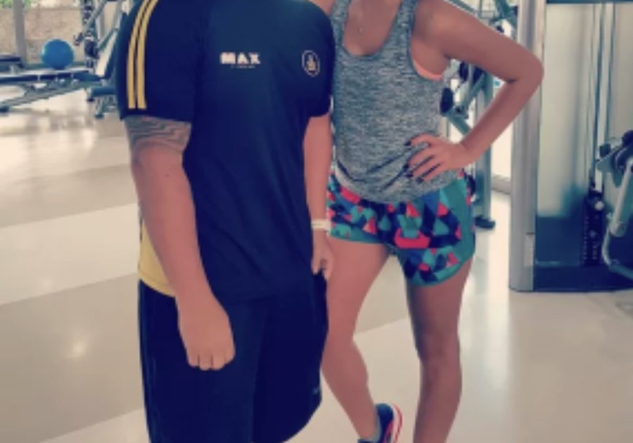 Bruna Marquezine posa ao lado de personal e mostra corpo em forma