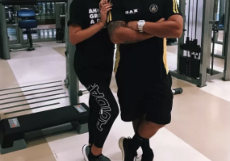 Bruna Marquezine espanta a preguiça e posa ao lado de personal trainer