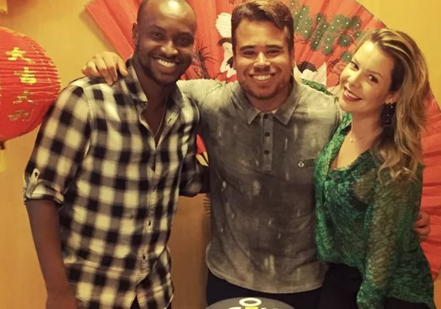 EGO: Fernanda Souza usa blusa transparente em festa com Thiaguinho