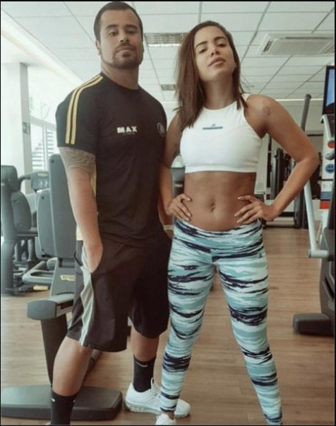 MidiaNews: Sem make e de cal&ccedil;a colada, Anitta deixa barriga de fora em academia