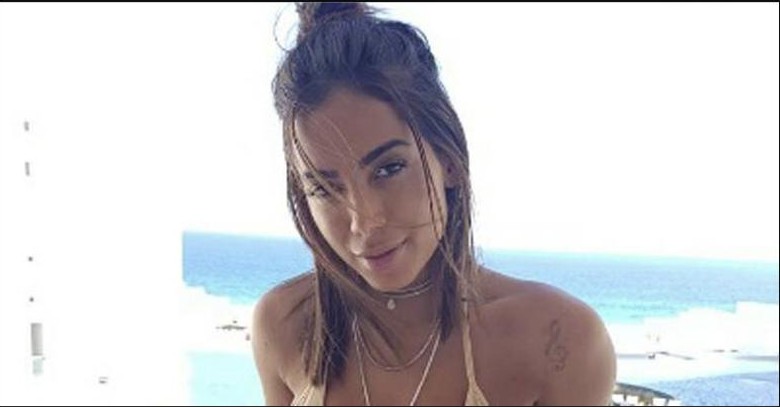 CARAS: Anitta exibe barriguinha sarada em dia de treino