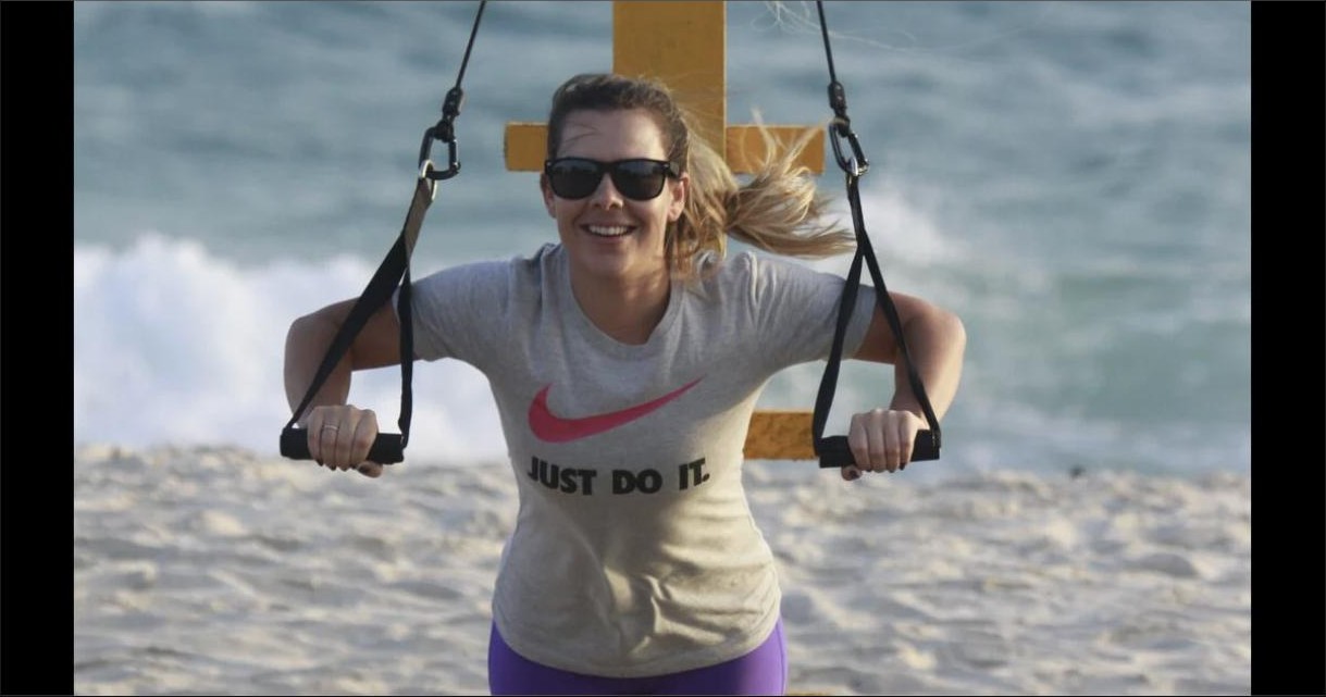 Fernanda Souza pratica CrossCore em praia carioca com seu personal Bruno d'Orleans