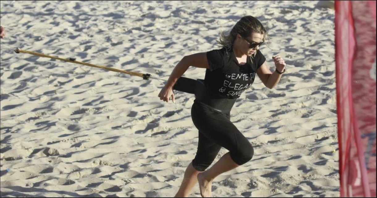 Fernanda Souza pratica CrossCore na praia da Barra da Tijuca com personal Bruno d'Orleans
