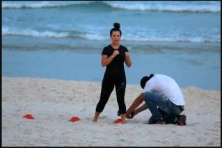 Fernanda Souza faz treino funcional na praia com o personal Bruno d'Orleans