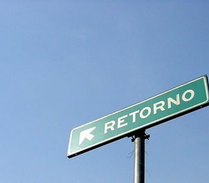 Siga a placa e retorne a academia.